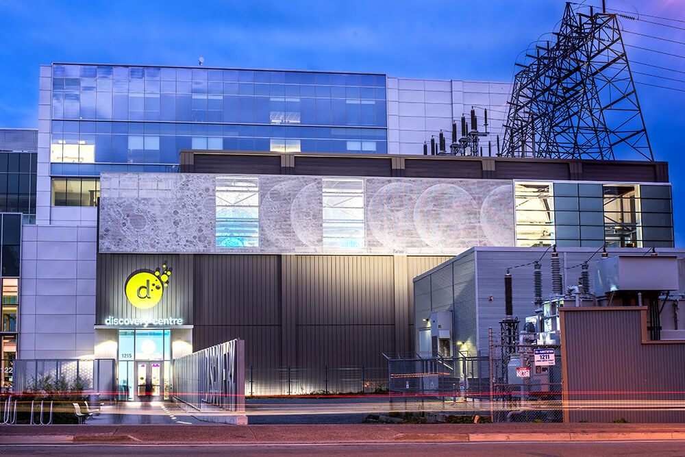 Fachada do Discovery Centre em Halifax ao anoitecer, com o painel das fases da Lua iluminado