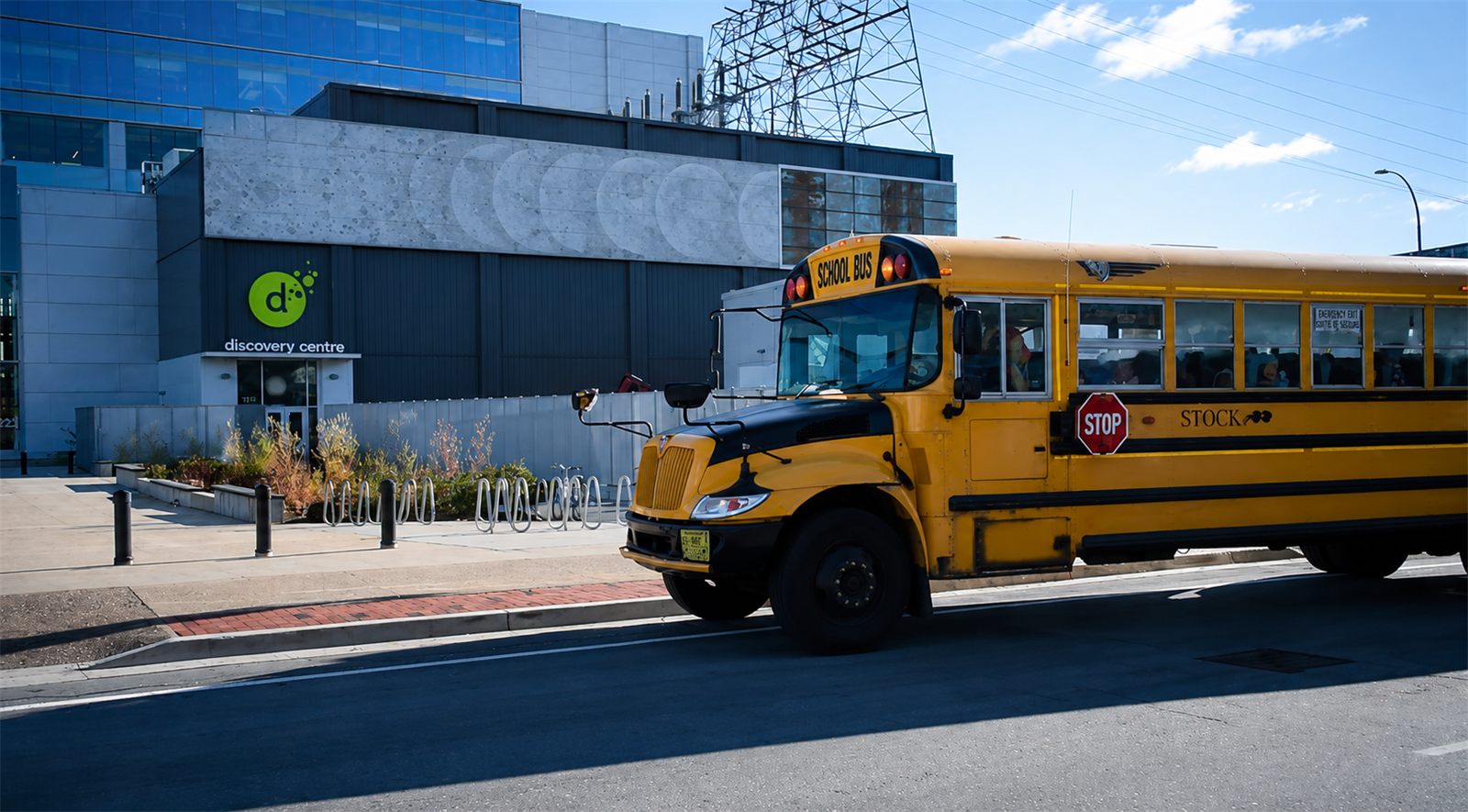 Ônibus escolar chegando à entrada do Discovery Centre em Halifax