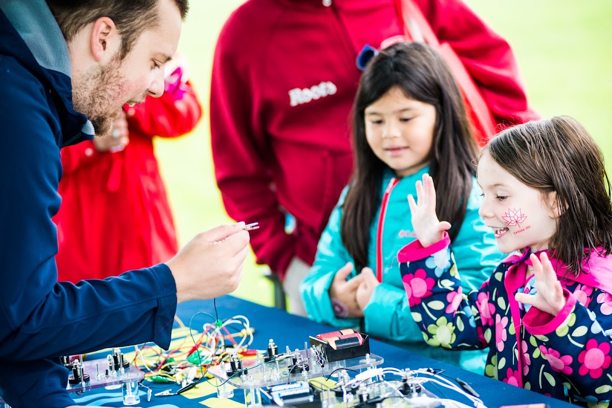 Crianças montando circuitos em um espaço maker